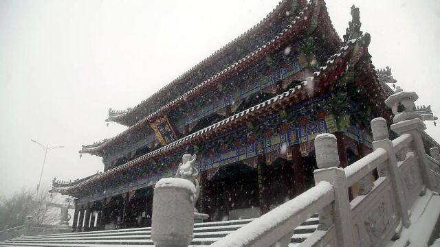 冬天冬季国风古建筑下雪风景实拍广角大雪中的寺庙大雄宝殿视频