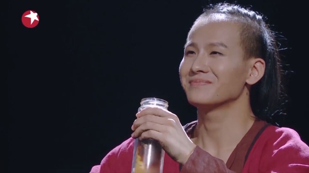 肖富春舞动《梦回故土》,用土展现故乡情,让众人眼前一亮丨舞者