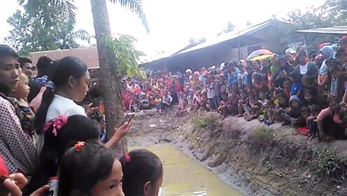 水沟时常传出怪声，于是决定把水给抽干，引来村民们纷纷围观！