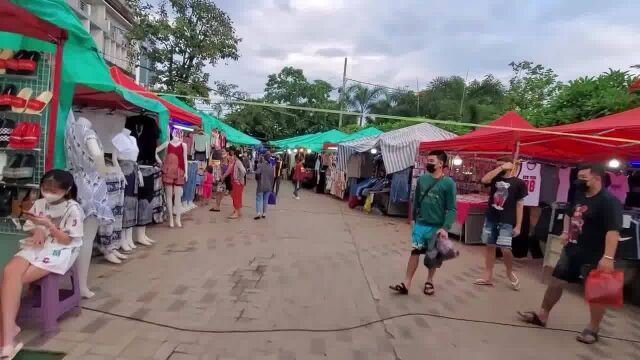 越南电子厂集市,街上摆满衣服鞋包,很像90年代的广州