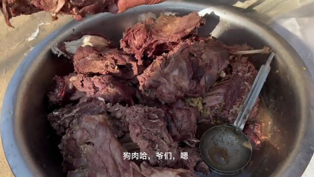 带骨狗肉30元一斤,徒手撕肉不用刀,老汉卖了30年,食客都说香