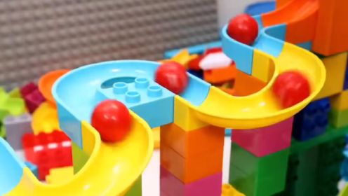 益智积木玩具系列：大理石运行积木，波浪轨道、缠绕轨道和跷跷板组成