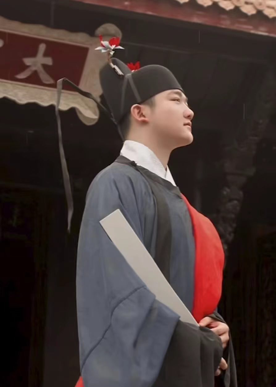 飒!男生穿汉服戴进士帽参加毕业仪式