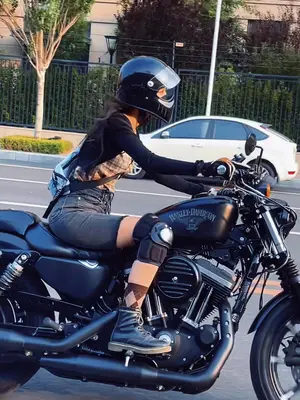 那请你来感受  #女骑 #哈雷 #机车 #复古巡航