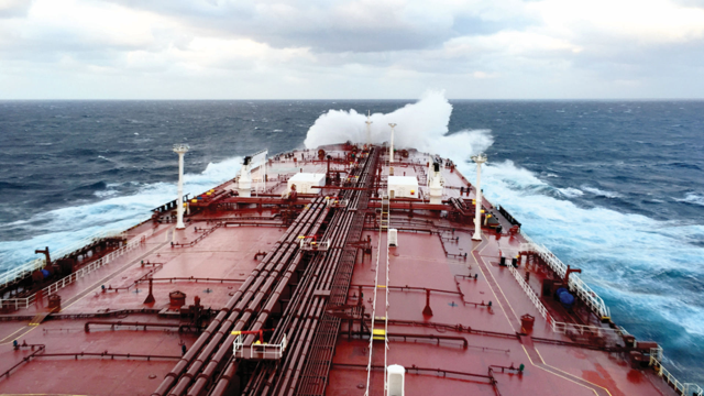 看巨轮在大海的风暴中航行,搏击狂风巨浪惊险万分