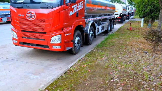 380马力一汽解放jh6前四后八25.2方铝合金油罐车