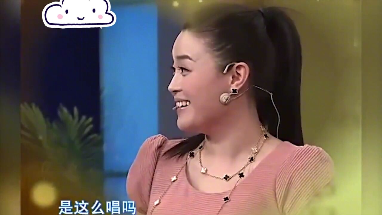 39岁关婷娜有多迷人:上台表演像走秀,白衬衫把宋晓峰都看呆了