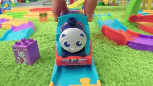 托马斯小火车系列：小火车玩具寻找形状积木维修时钟，托马斯和他的朋友们