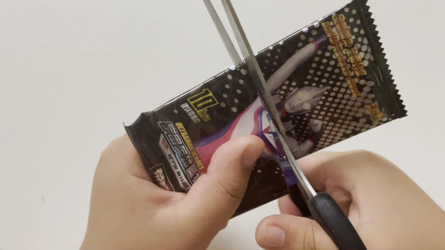 杨杨从荣耀版奥特曼卡包中拆出稀有拼图卡hr卡