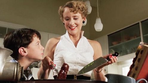 电影：父母每天都有肉吃，但从不去超市买肉，男孩搞不懂怎么回事，9分钟看完《吃人爸妈》