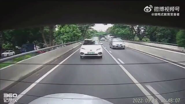 乱开车遇上真开车,一个比一个强! | 小视频