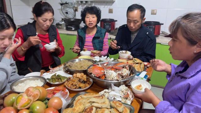 去亲家家看看小狗崽,大锅烙点韭菜盒子吃,这大螃蟹吃着真得劲啊