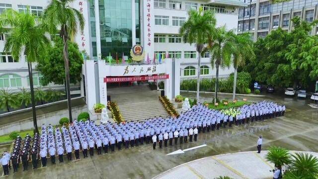 三亚市公安局举行国庆升旗仪式!祝愿伟大祖国繁荣昌盛,忠诚保平安