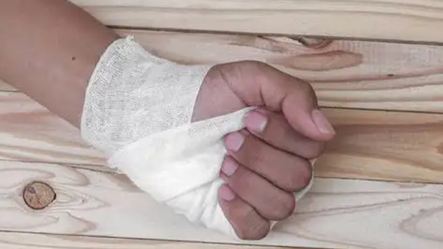 一道题讲了半小时!爸爸辅导作业怒拍桌子,结果手拍骨折了