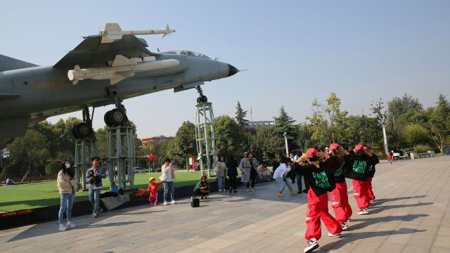 西安阎良凤凰广场:两架真飞机做景观雕塑,展示飞机城航空文化