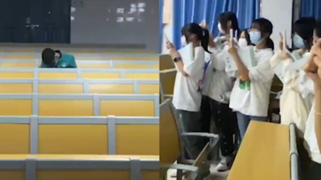 尴尬!男生下课十分钟后仍在座位上熟睡,被全班同学围观拍摄