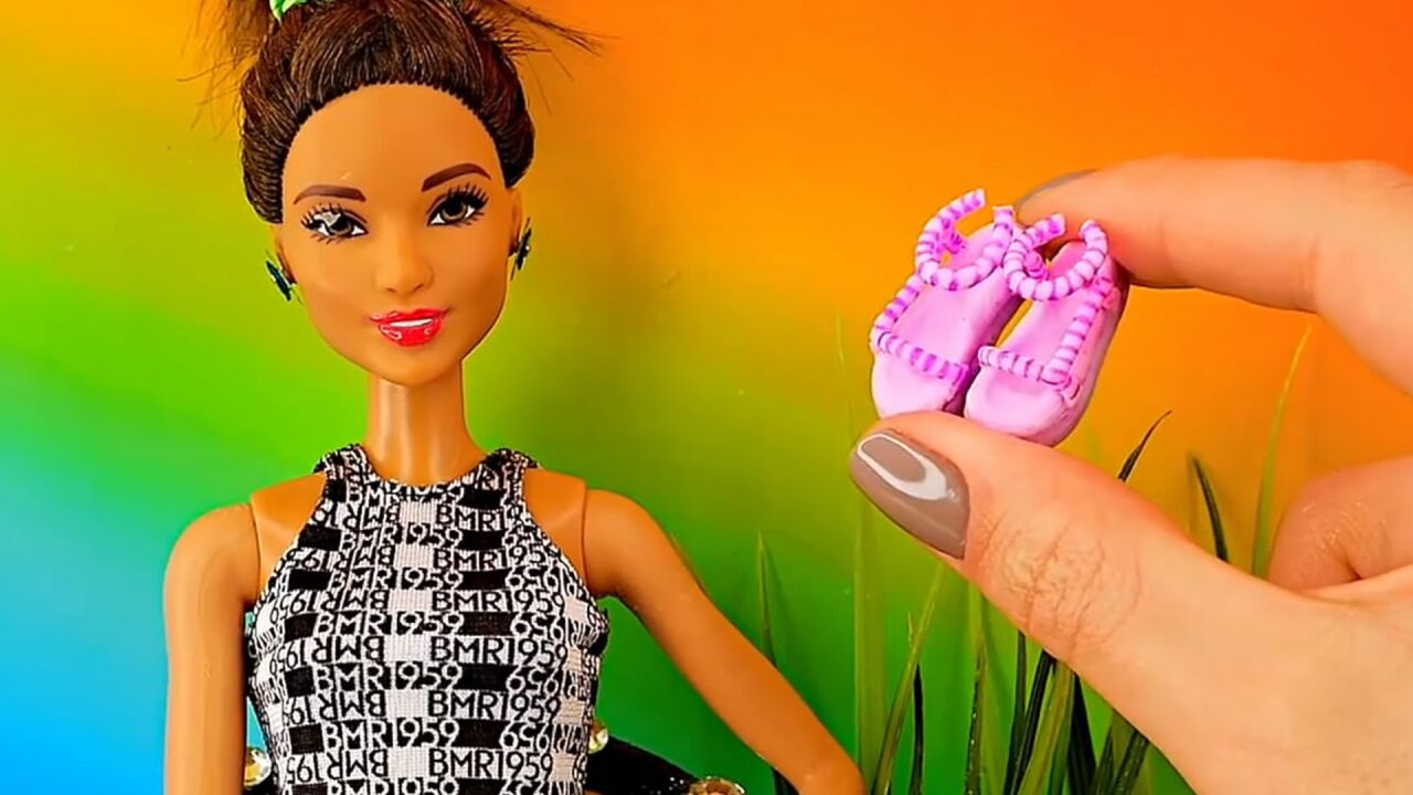 来给芭比娃娃制作新的凉鞋吧!