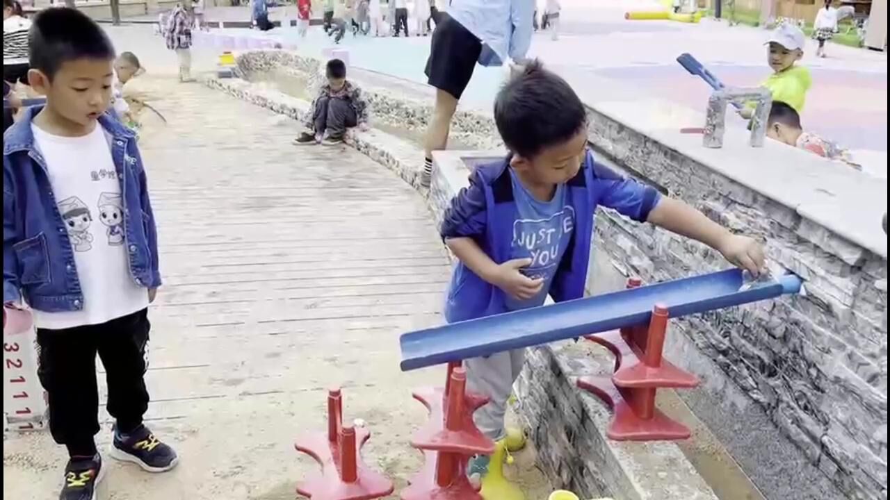 恒大幼儿园户外自主游戏《水上滑梯》_高清