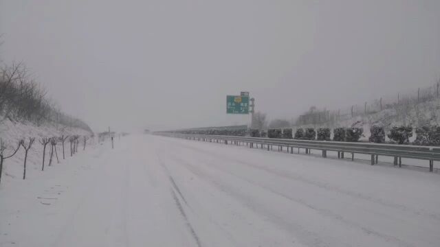 荣潍高速路段开展除雪作业