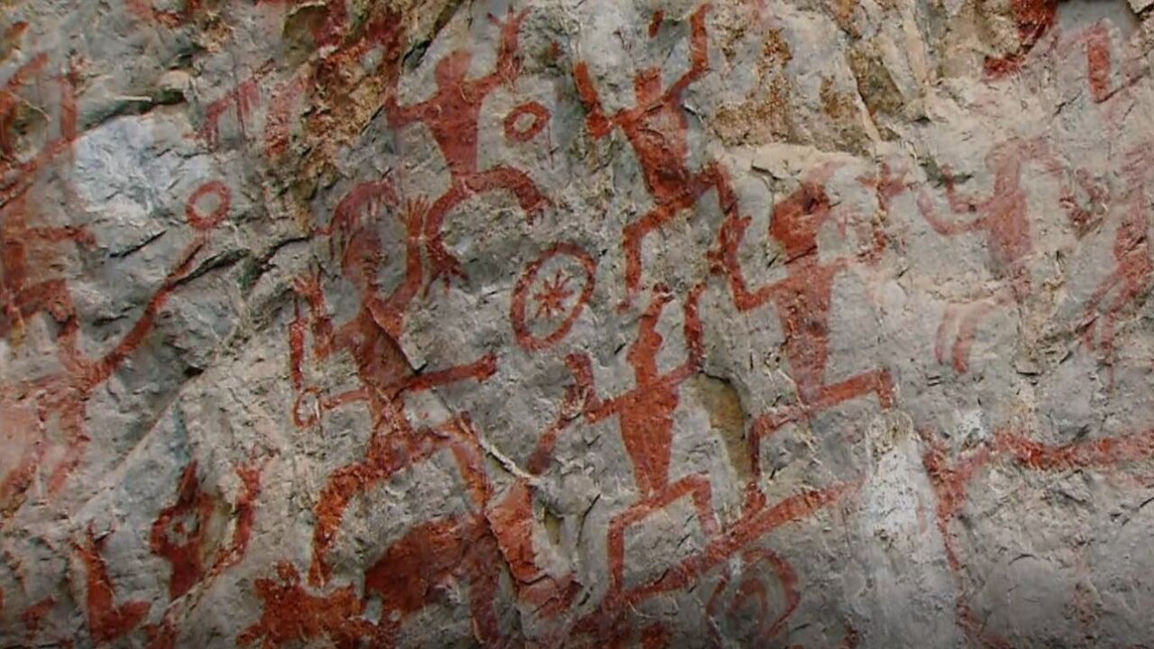 广西左江"花山岩画"奇观,画在悬崖上的百里"无字天书!