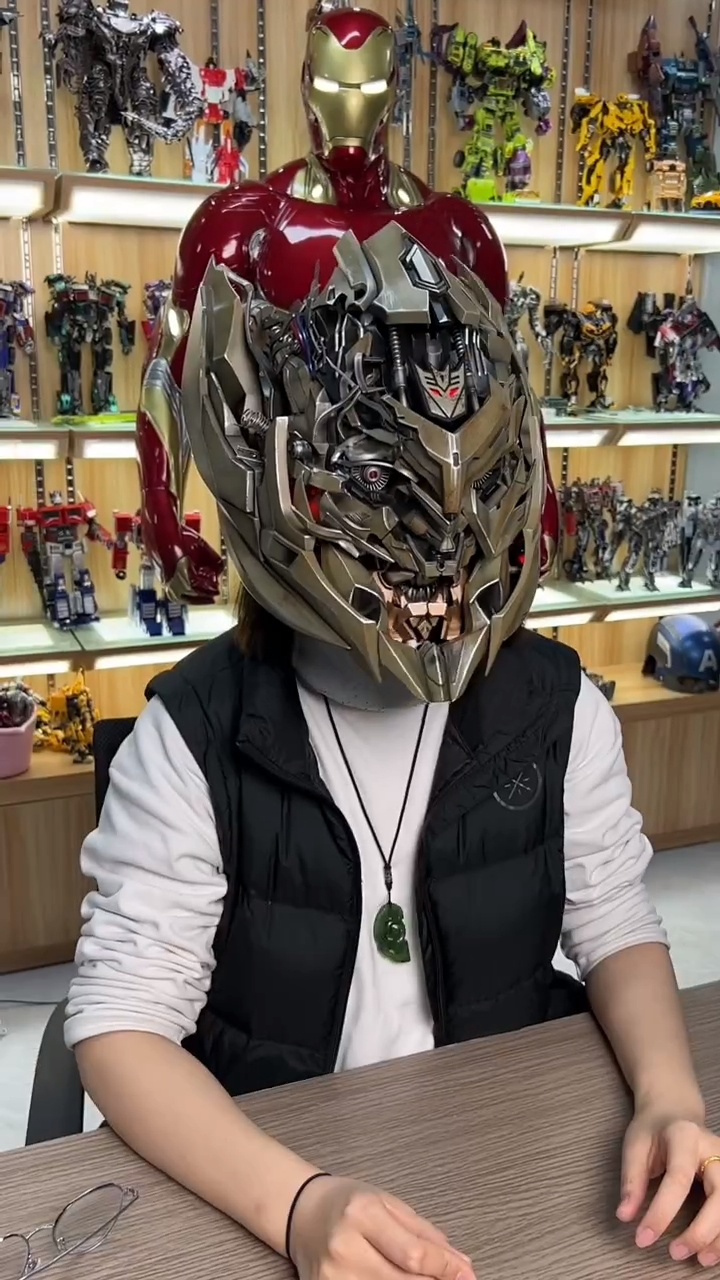 话痨威震天头盔来了!还有变身功能 太帅了! "变形金刚 "威震天