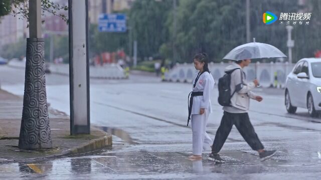 陪你淋雨的人还在吗?