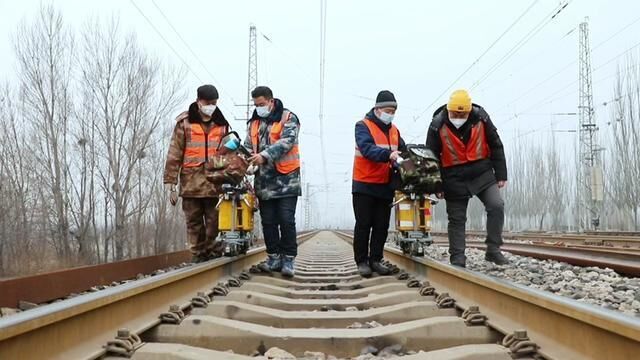 工务钢轨探伤工精检细探,把好运输安全“第一关”