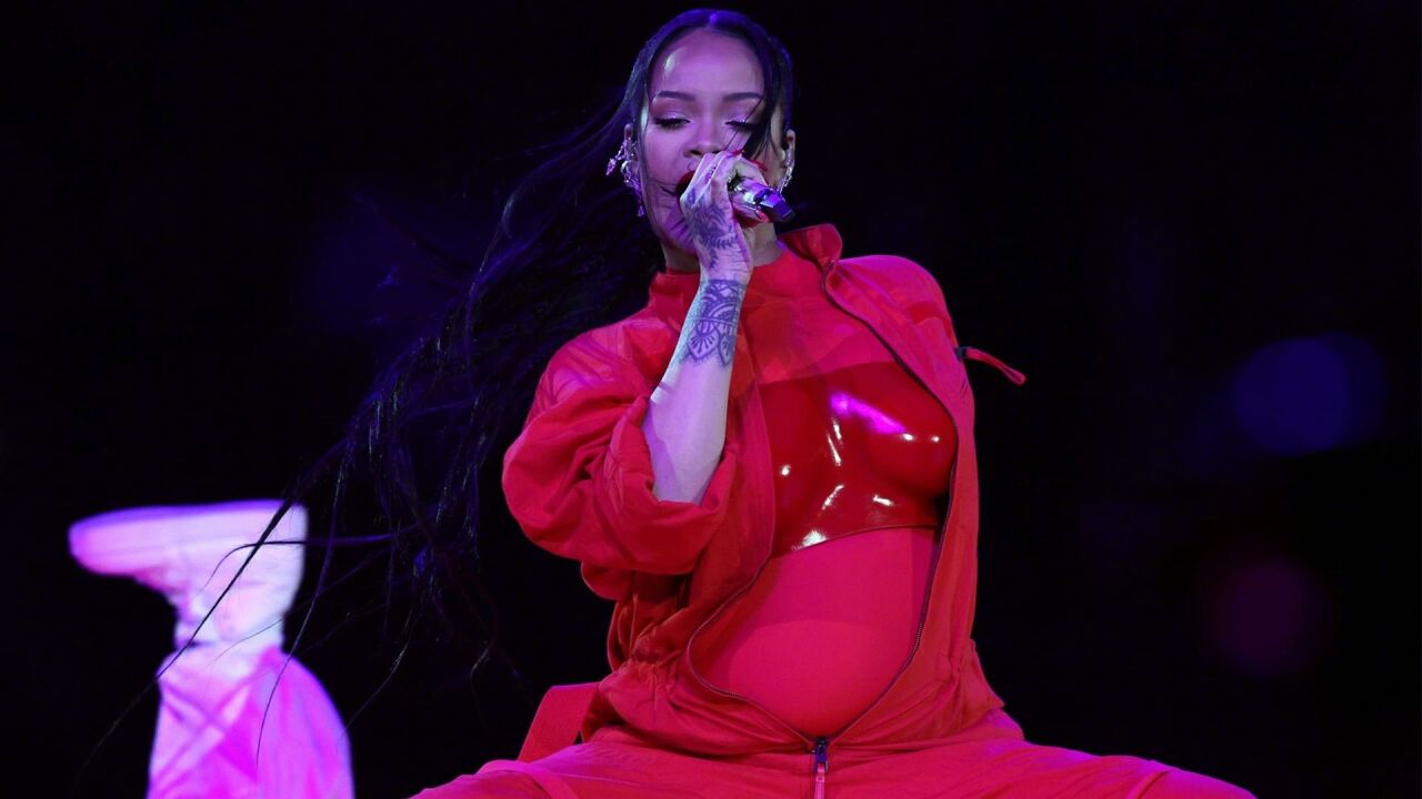 恭喜!蕾哈娜超级碗现场官宣二胎喜讯,9个月前刚生产得子