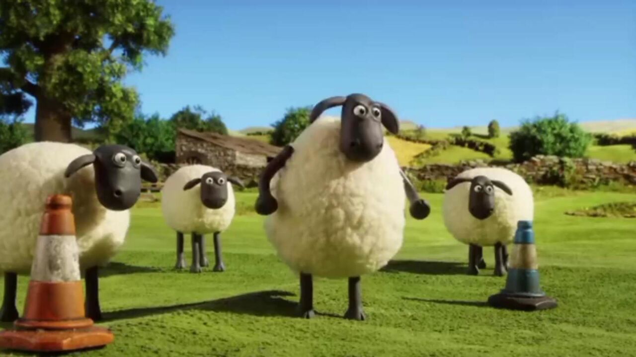 小羊肖恩第三季13:小羊们踢足球,哪料不小心把主人蛋糕砸坏了