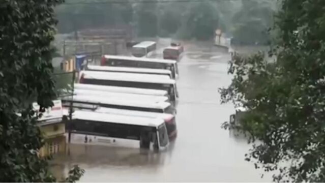 印度那格浦尔遭受暴雨,引发洪水,已致1人死亡