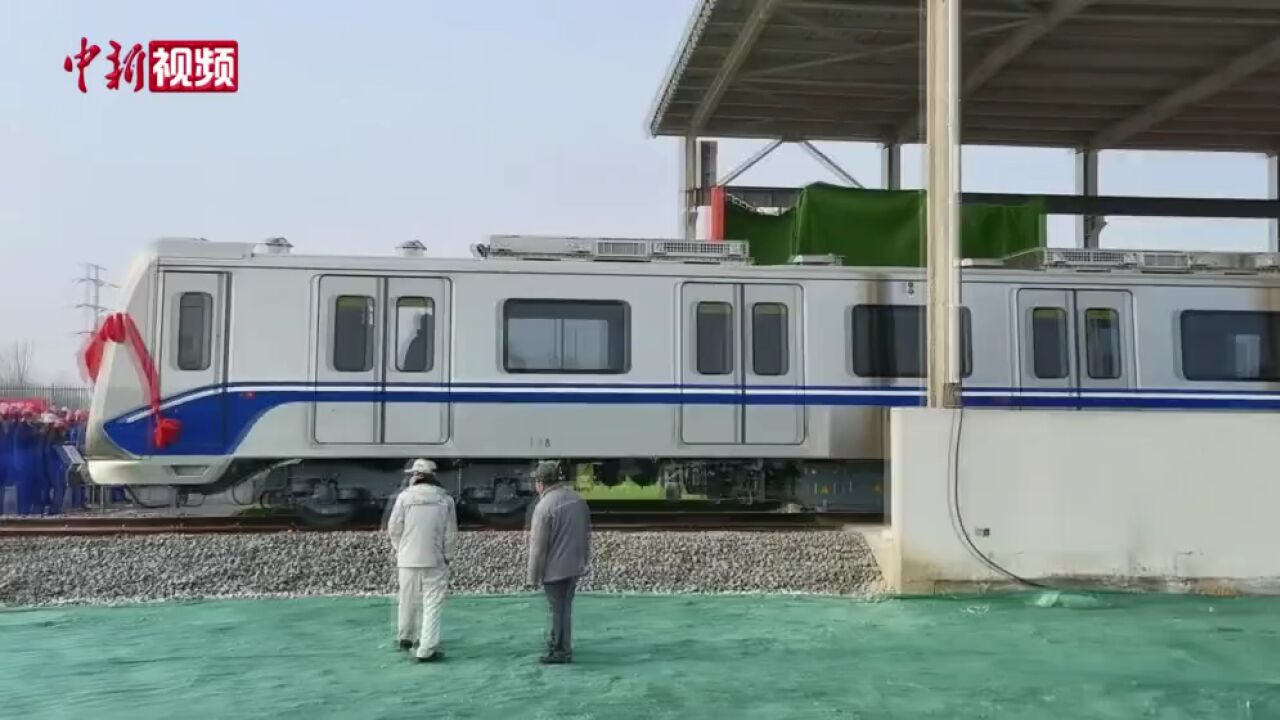 天津地铁11号线首列电客车入轨试车
