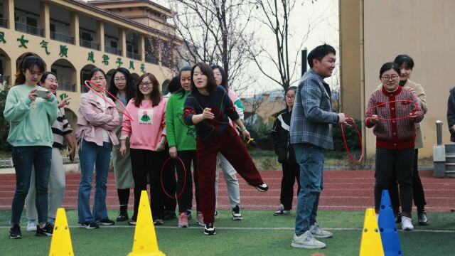 龙山湖小学举行趣味文体活动,教职工套圈比赛,春光与微笑同在