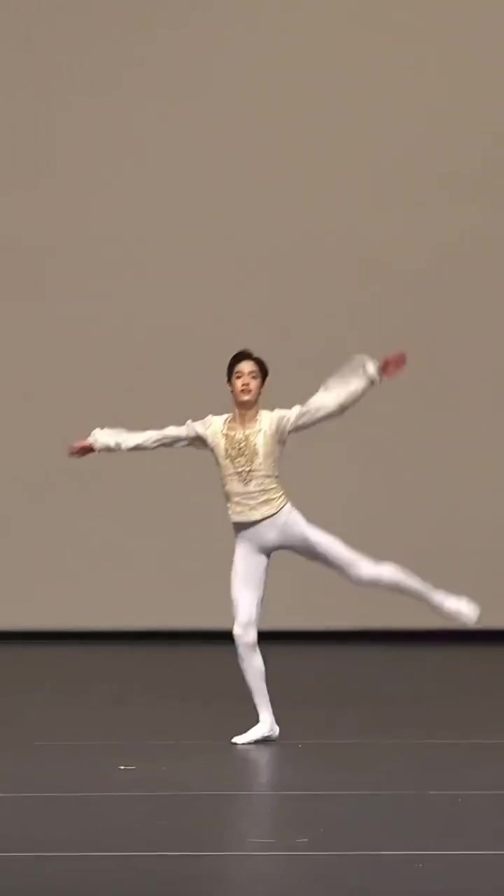 芭蕾比赛,舞动的男天鹅 #舞蹈 #记录生活