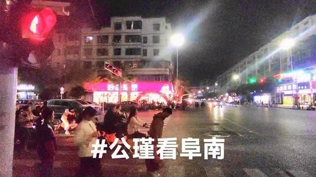 曹集路供电局路口这几间店面以前工商银行搬走闲置了段时间,现开了一家食品店,希望阜南实体经济不断复苏.#老百姓关心的话题