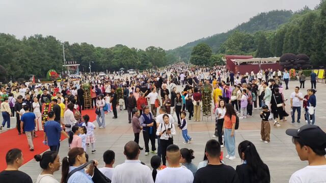 今天实拍湖南韶山毛主席铜像广场盛况人山人海场面壮观非常罕见