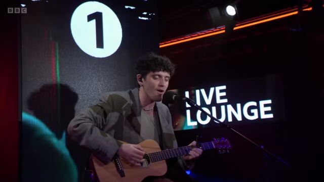 六公主Lauv最新BBC Live Lounge现场表演新单《Love U Like That》以及Miley Cyrus 的《Used to be Young