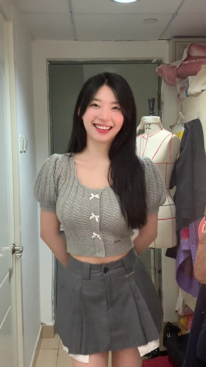 回学校啦!#清华美院 #手势舞 #扭一扭 #甜妹 #微胖女生