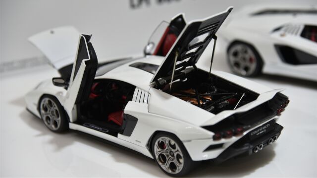 2023 中国模型展! 鸿兴 1:18 合金全开 Lamborghini LPI 8004 装饰板样品