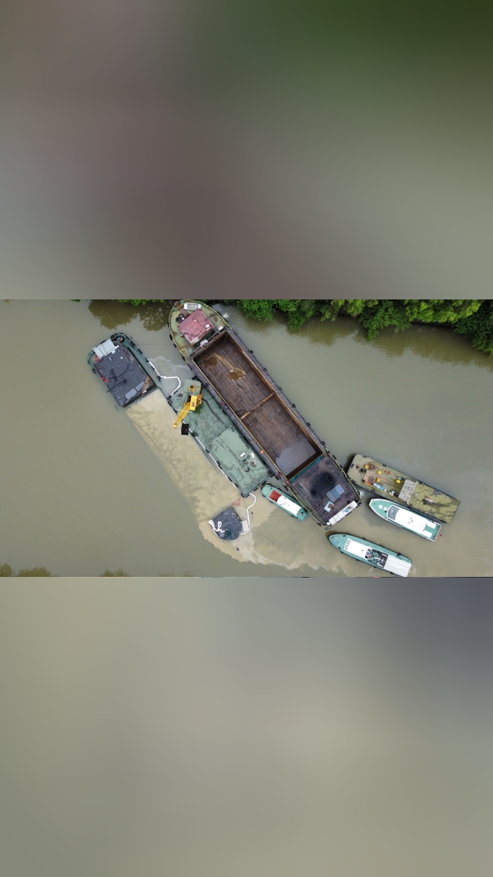 一货船在京杭运河杭州段沉没 航拍救援现场