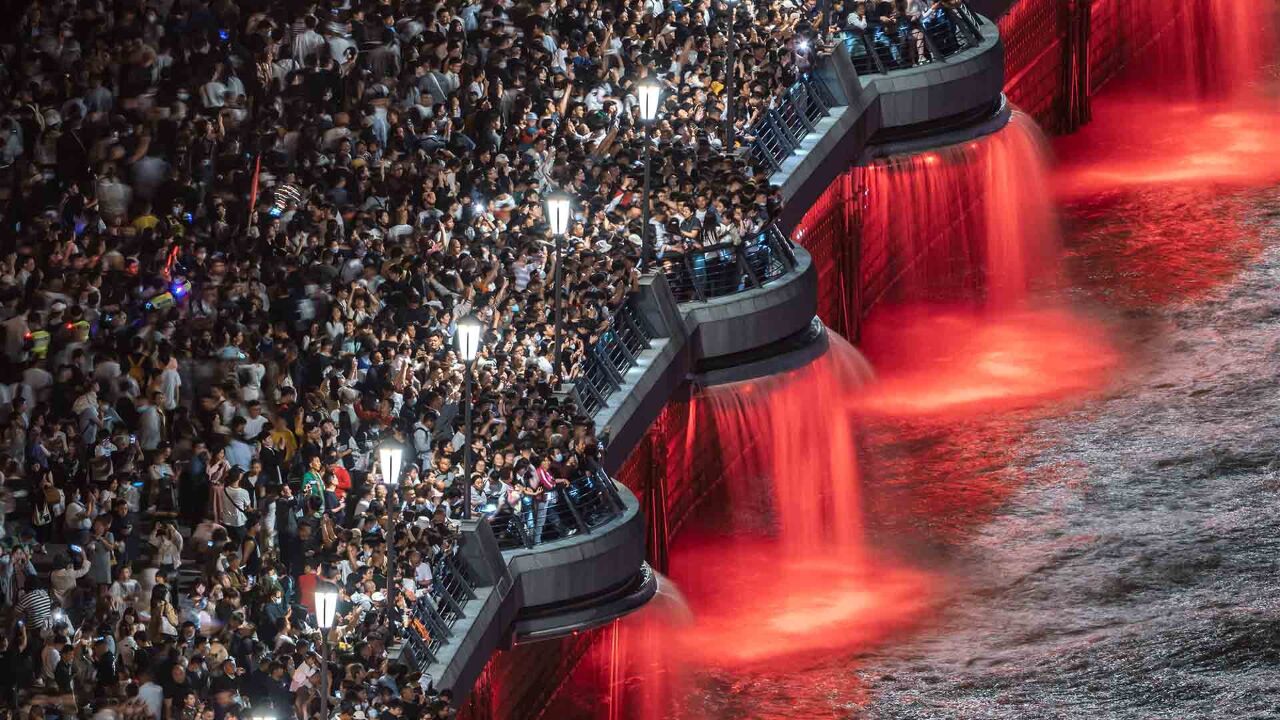 五一上海外滩到底有多少人?摄影师长焦镜头拍下"魔都"震撼画面