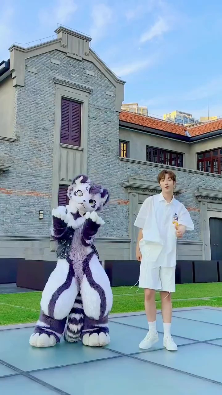 银碳gintan #左其铂 #runrun口哨毽子舞    和左其铂一起runrun啦