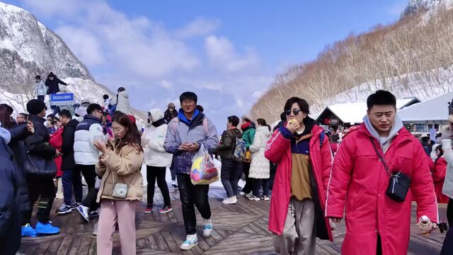 吉林日报:“五一”小长假长白山景区游人如织