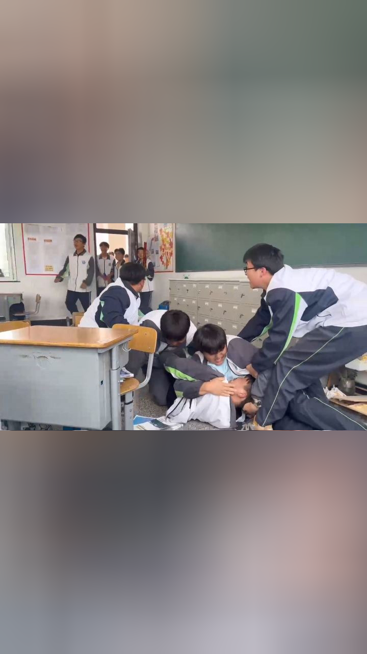高三学生教室打群架?90后班主任一来,出现神反转!