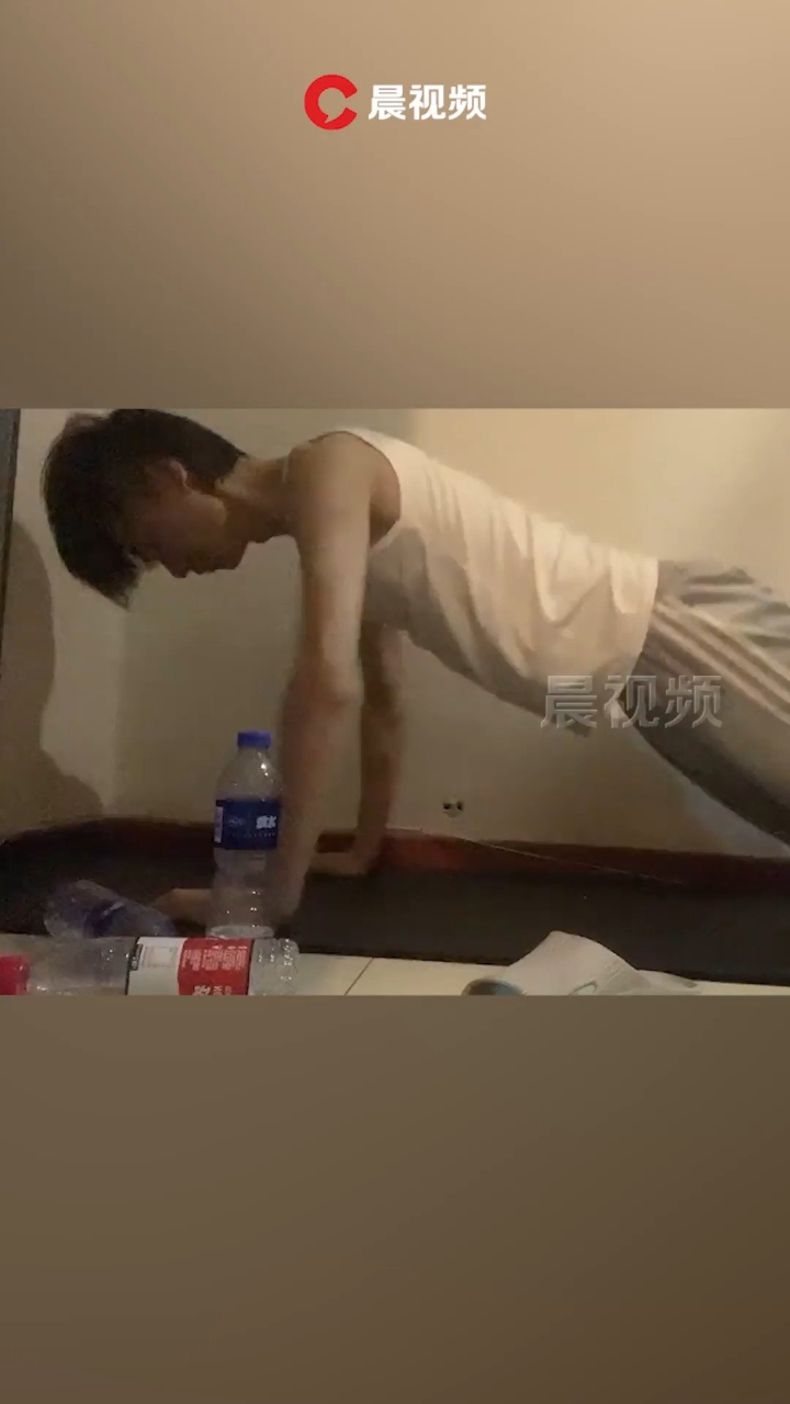 太逗了!男生做俯卧撑演绎"蝴蝶振翅",网友:地上有电就别做了