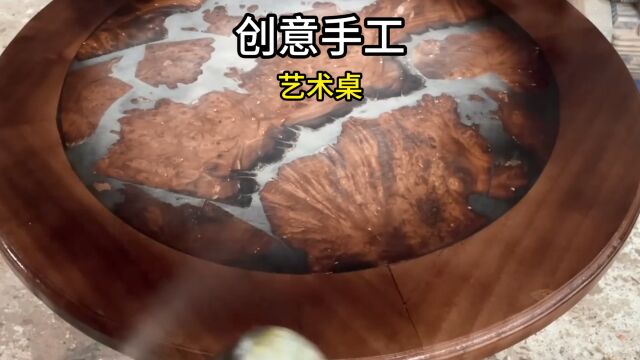 小伙居然用一根破木头,打造出了一款非常漂亮的桌子,简直太牛了