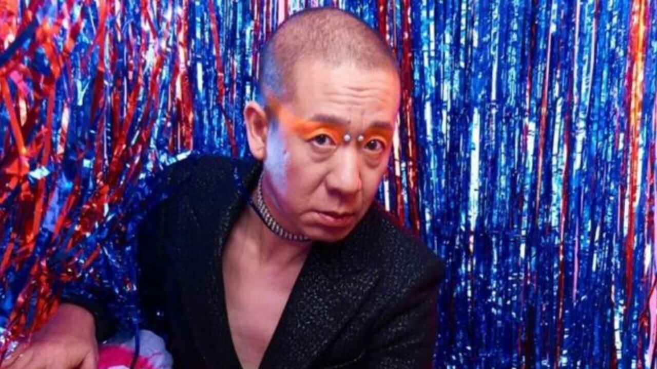 二手玫瑰梁龙竟靠美貌出圈,新舞台全素颜超帅气,被夸是小奶龙