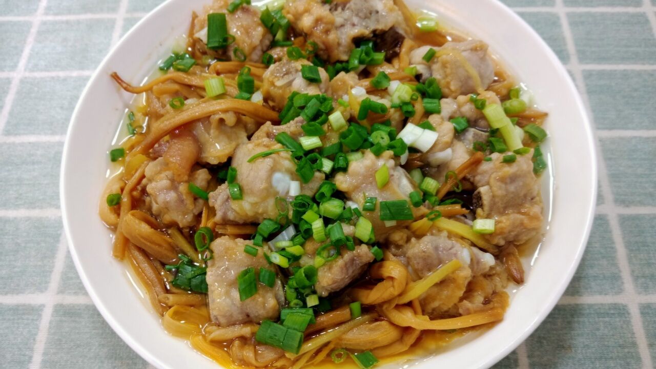 特别适合老人孩子的"黄花菜蒸排骨"清爽不油腻,鲜嫩又多汁