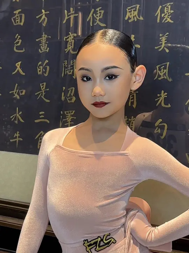 我的手艺,进步了不,妆面干净#橱窗#悠悠拉丁舞 #国标舞妆容与发型