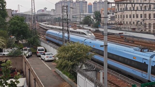 实拍火车高铁进出郑州站,和谐号、复兴号高铁会车瞬间,太壮观了