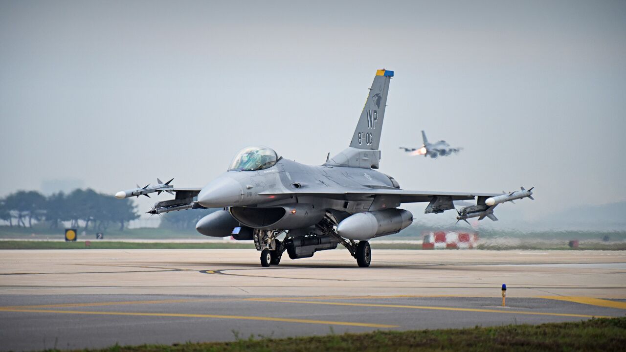 乌军向西方苦苦索求的f-16战机,到底有多强悍?